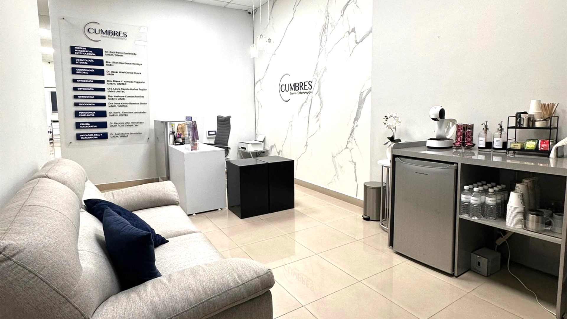 Recepción de Cumbres con área de espera cómoda y luminosa